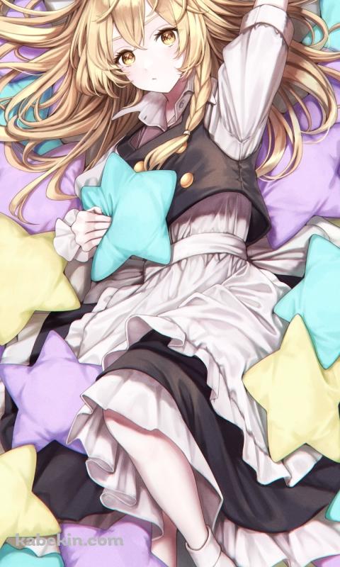 寝そべる霧雨魔理沙 / 黄色・緑・紫の星型のクッション / 東方のAndroidの壁紙(480px x 800px) スマホ用