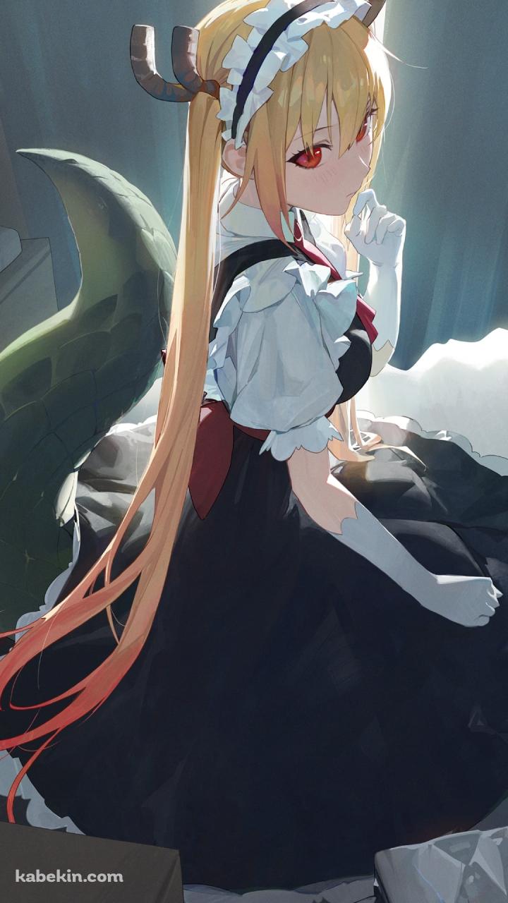暗い部屋で座っている赤い瞳のトール / 小林さんちのメイドラゴンのAndroidの壁紙(720px x 1280px) スマホ用