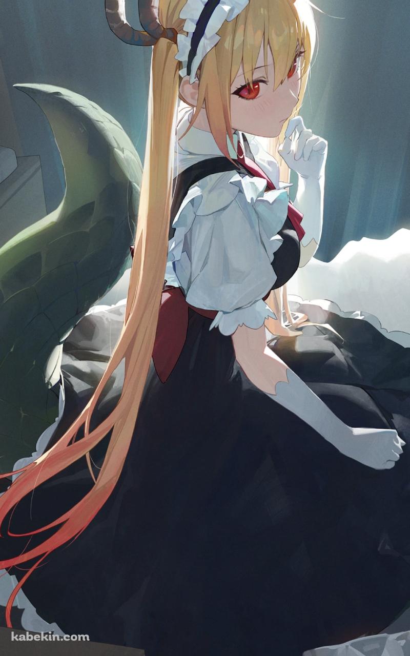 暗い部屋で座っている赤い瞳のトール / 小林さんちのメイドラゴンのAndroidの壁紙(800px x 1280px) スマホ用