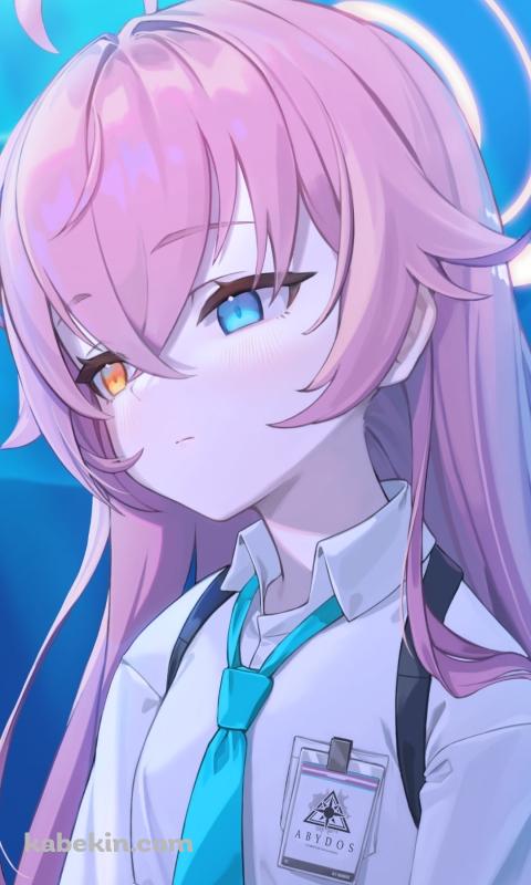 ボンヤリした表情の小鳥遊ホシノ / 水族館 / ジンベエザメ / ブルアカ / ブルーアーカイブのAndroidの壁紙(480px x 800px) スマホ用