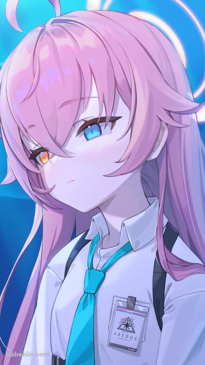 ボンヤリした表情の小鳥遊ホシノ / 水族館 / ジンベエザメ / ブルアカ / ブルーアーカイブのAndroidの壁紙(720px x 1280px) スマホ用
