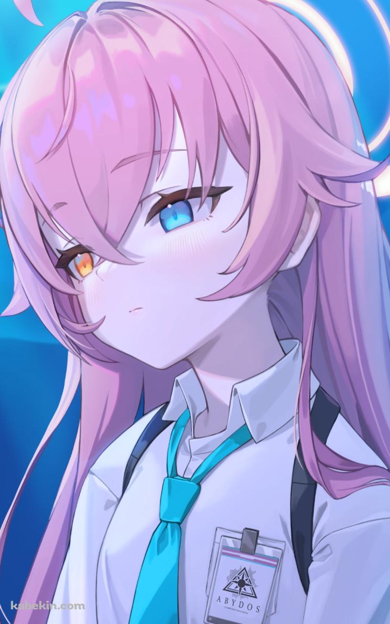 ボンヤリした表情の小鳥遊ホシノ / 水族館 / ジンベエザメ / ブルアカ / ブルーアーカイブのAndroidの壁紙(800px x 1280px) スマホ用