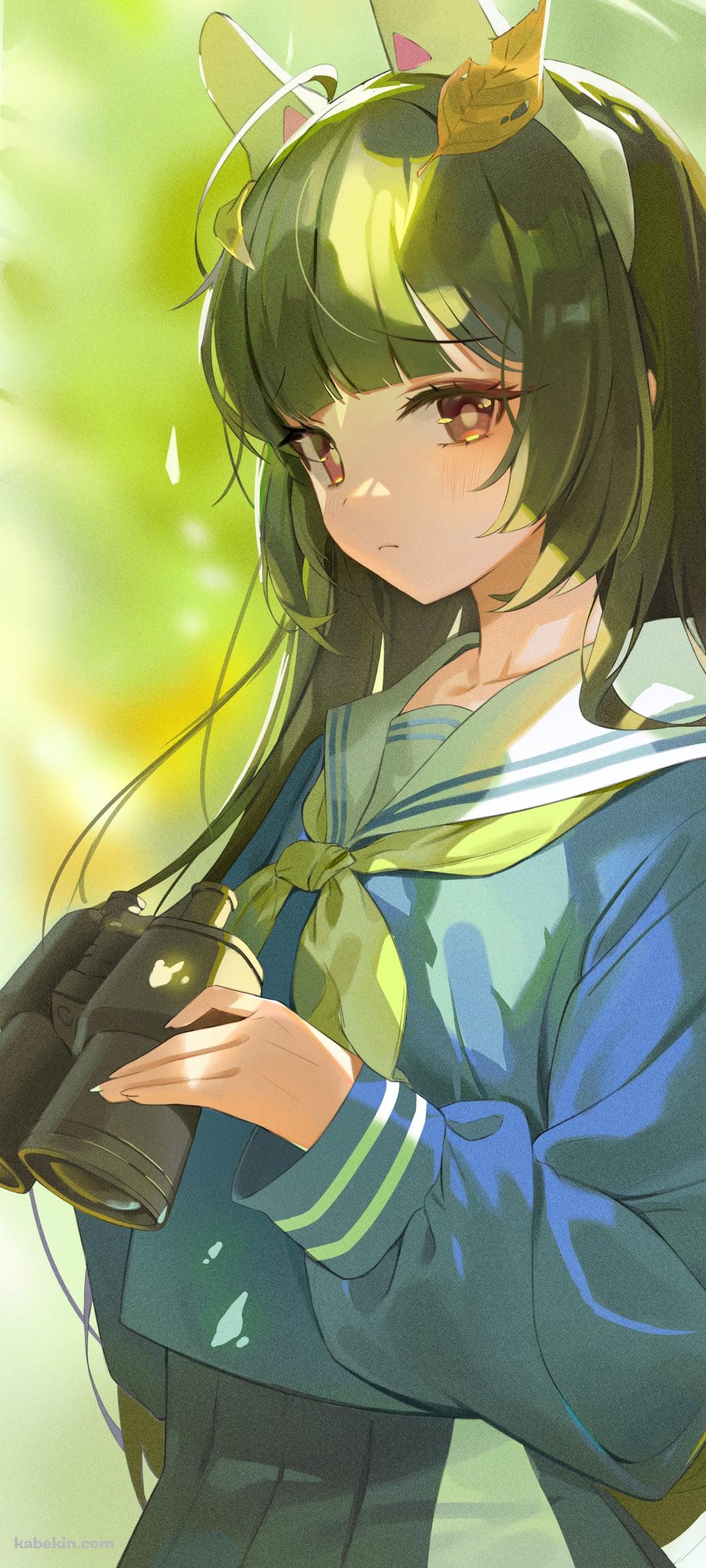 大きな双眼鏡を持ちこちらを見つめる霞沢ミユ / 緑の髪色 / ブルアカ / ブルーアーカイブのAndroidの壁紙(1080px x 2400px) スマホ用