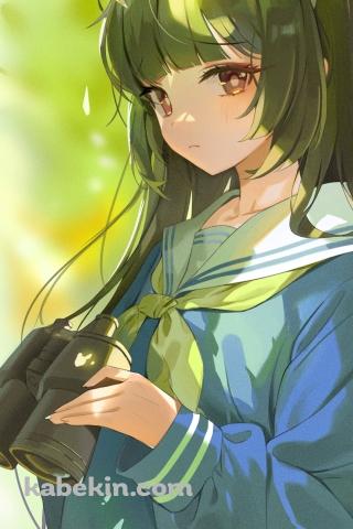 大きな双眼鏡を持ちこちらを見つめる霞沢ミユ / 緑の髪色 / ブルアカ / ブルーアーカイブのAndroidの壁紙(320px x 480px) スマホ用