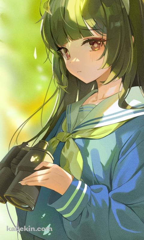 大きな双眼鏡を持ちこちらを見つめる霞沢ミユ / 緑の髪色 / ブルアカ / ブルーアーカイブのAndroidの壁紙(480px x 800px) スマホ用