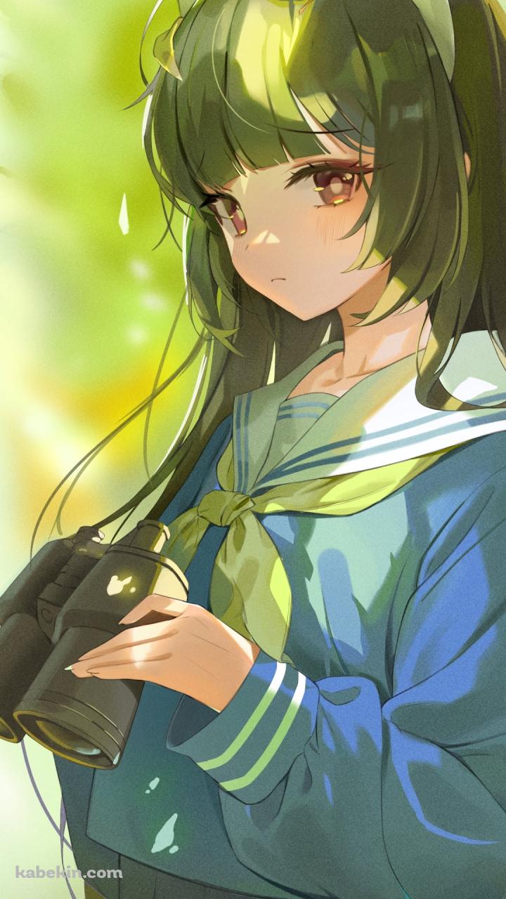 大きな双眼鏡を持ちこちらを見つめる霞沢ミユ / 緑の髪色 / ブルアカ / ブルーアーカイブのAndroidの壁紙(720px x 1280px) スマホ用