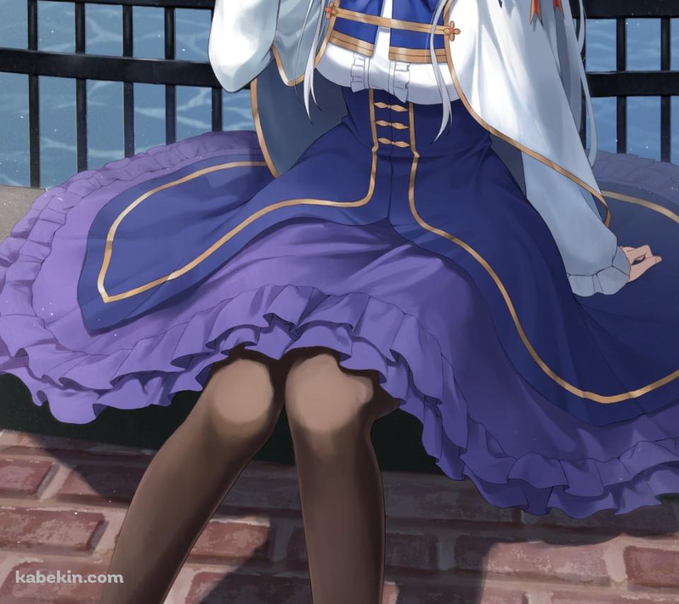 水辺の黒い柵の前に座る可愛いセリア・クレール / 精霊幻想記のAndroidの壁紙(960px x 854px) スマホ用