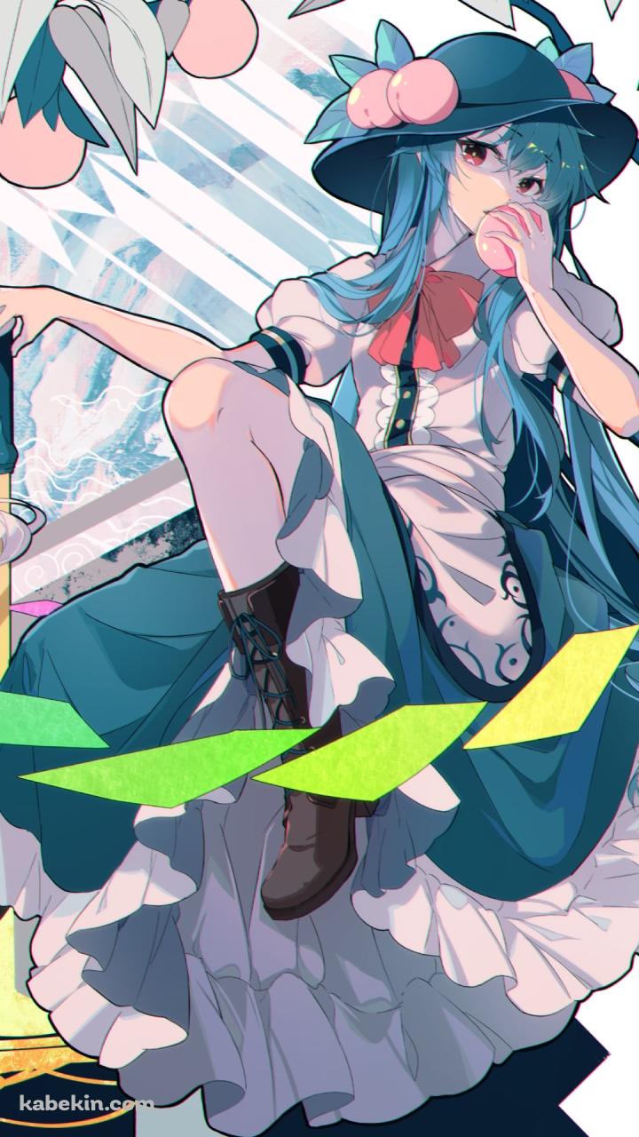 淡い色調で描かれたリンゴを食べる比那名居天子（ひななゐ てんし） / 東方のAndroidの壁紙(720px x 1280px) スマホ用