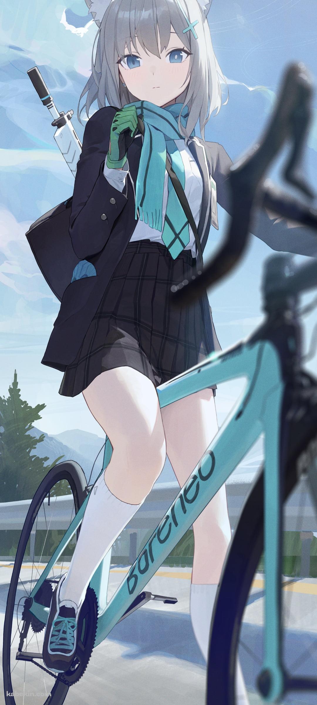 緑のマウンテンバイクに乗り微笑む砂狼シロコ (すなおおかみしろこ) / ブルアカ / ブルーアーカイブのAndroidの壁紙(1080px x 2400px) スマホ用