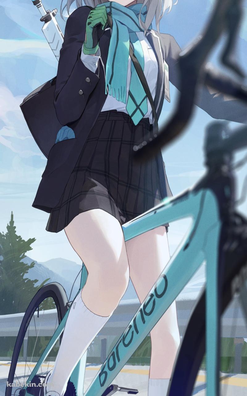 緑のマウンテンバイクに乗り微笑む砂狼シロコ (すなおおかみしろこ) / ブルアカ / ブルーアーカイブのAndroidの壁紙(800px x 1280px) スマホ用