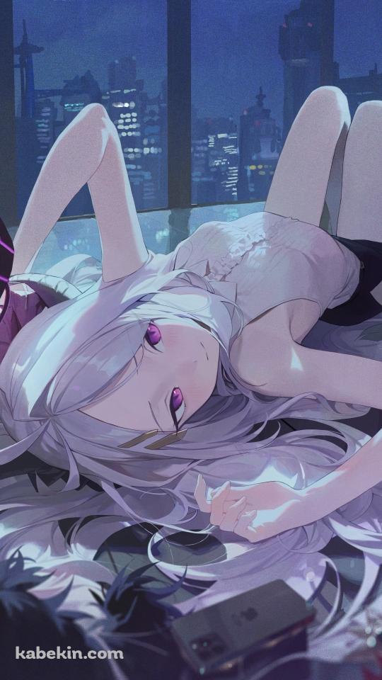 タワマンの床に寝そべりこちらを見る空崎ヒナ (そらさきひな) / ブルアカ / ブルーアーカイブのAndroidの壁紙(540px x 960px) スマホ用
