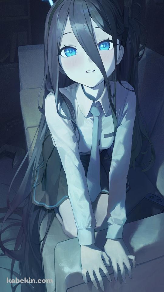 ソファに手をつき笑う天童アリス (てんどうありす) / ブルアカ / ブルーアーカイブのAndroidの壁紙(540px x 960px) スマホ用