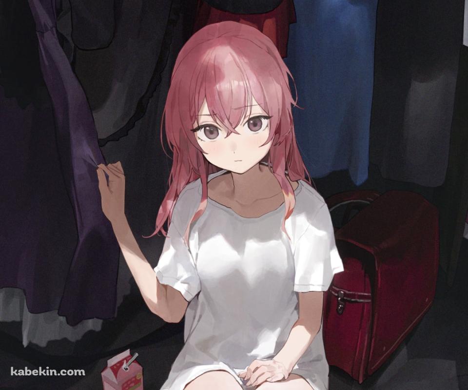 クローゼットで座り込む可愛い乾紗寿叶（いぬいさじゅな） / その着せ替え人形は恋をするのAndroidの壁紙(960px x 800px) スマホ用
