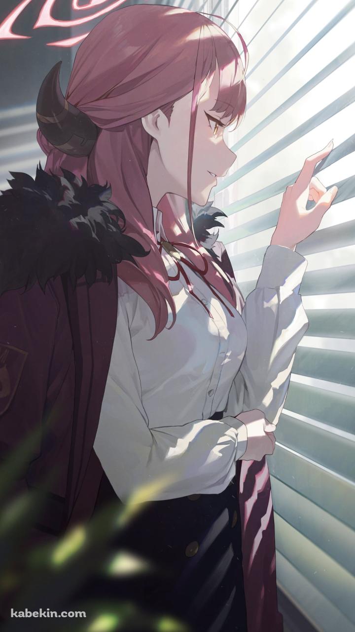 白いブラインドから外を見る陸八魔アル (りくはちまある) / ブルアカ / ブルーアーカイブのAndroidの壁紙(720px x 1280px) スマホ用