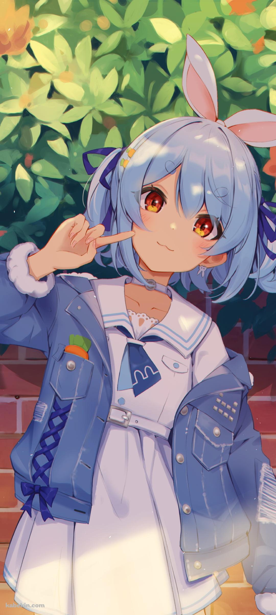 花壇の前でポーズをとる兎田ぺこら / ホロライブ / バーチャルYouTuber / VtuberのAndroidの壁紙(1080px x 2400px) スマホ用