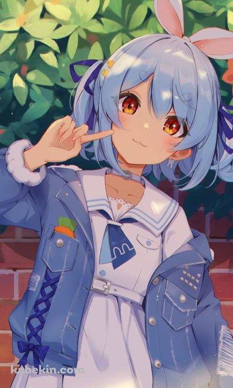 花壇の前でポーズをとる兎田ぺこら / ホロライブ / バーチャルYouTuber / VtuberのAndroidの壁紙(480px x 800px) スマホ用