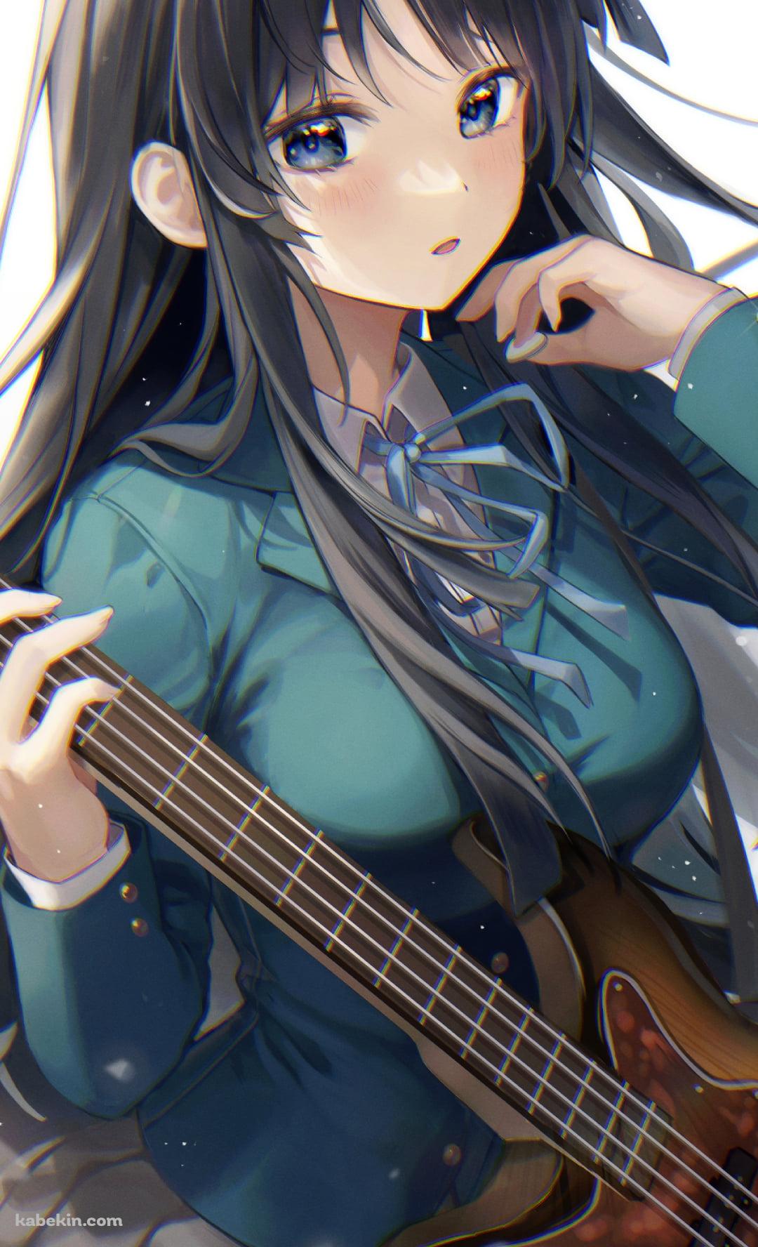 茶色いベースを持つ綺麗な秋山澪 / 左利き / けいおん!のAndroidの壁紙(1080px x 1776px) スマホ用