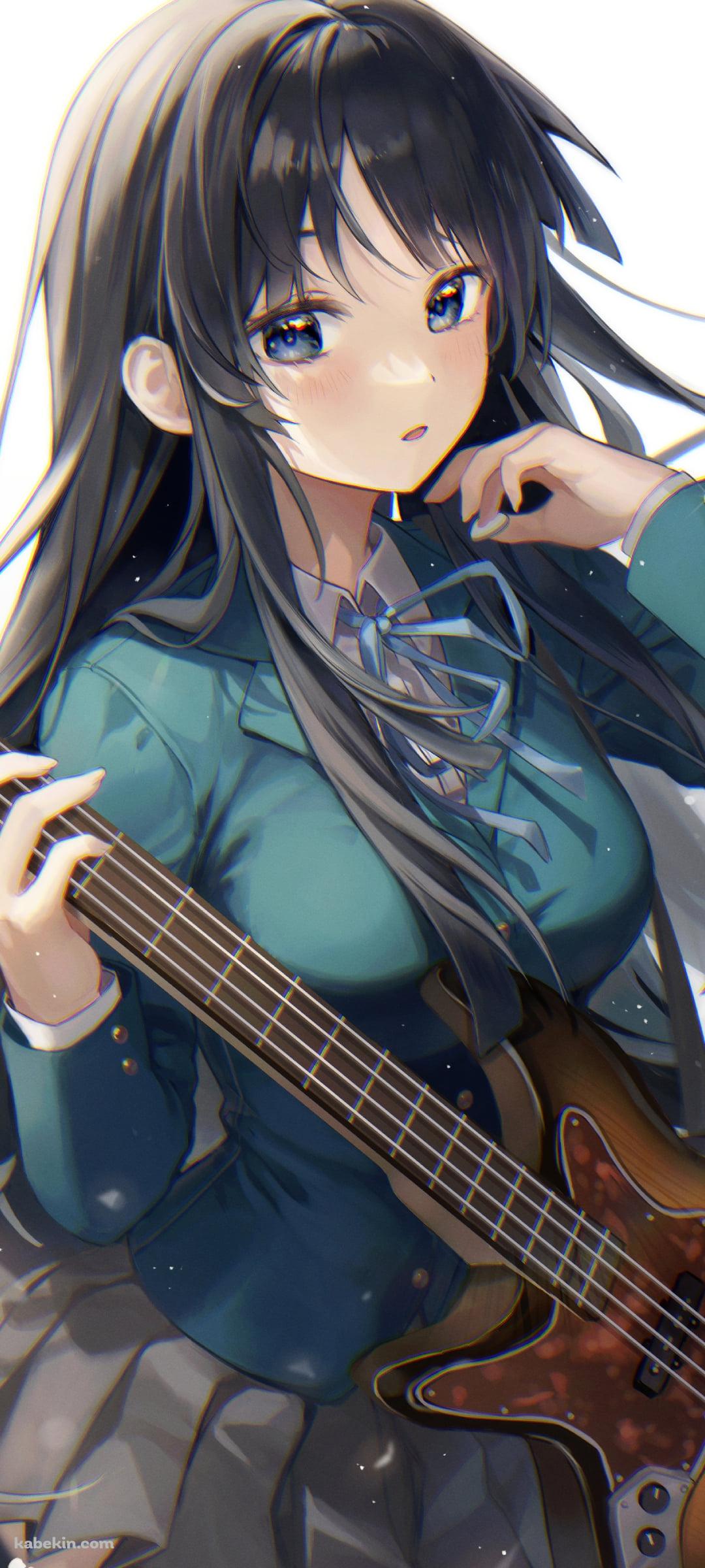 茶色いベースを持つ綺麗な秋山澪 / 左利き / けいおん!のAndroidの壁紙(1080px x 2400px) スマホ用