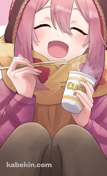 カレーヌードルを食べて笑顔の各務原なでしこ / ゆるキャン△のAndroidの壁紙(360px x 592px) スマホ用