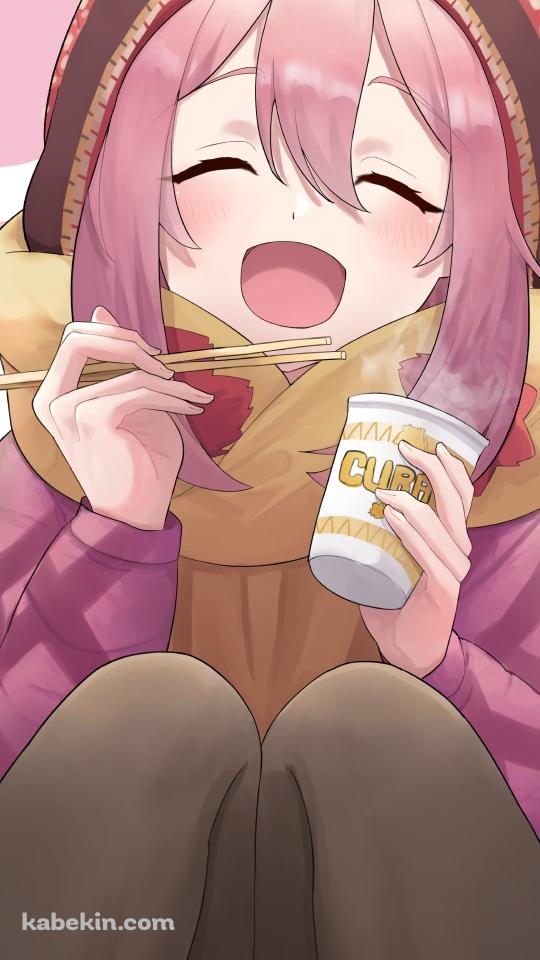 カレーヌードルを食べて笑顔の各務原なでしこ / ゆるキャン△のAndroidの壁紙(540px x 960px) スマホ用