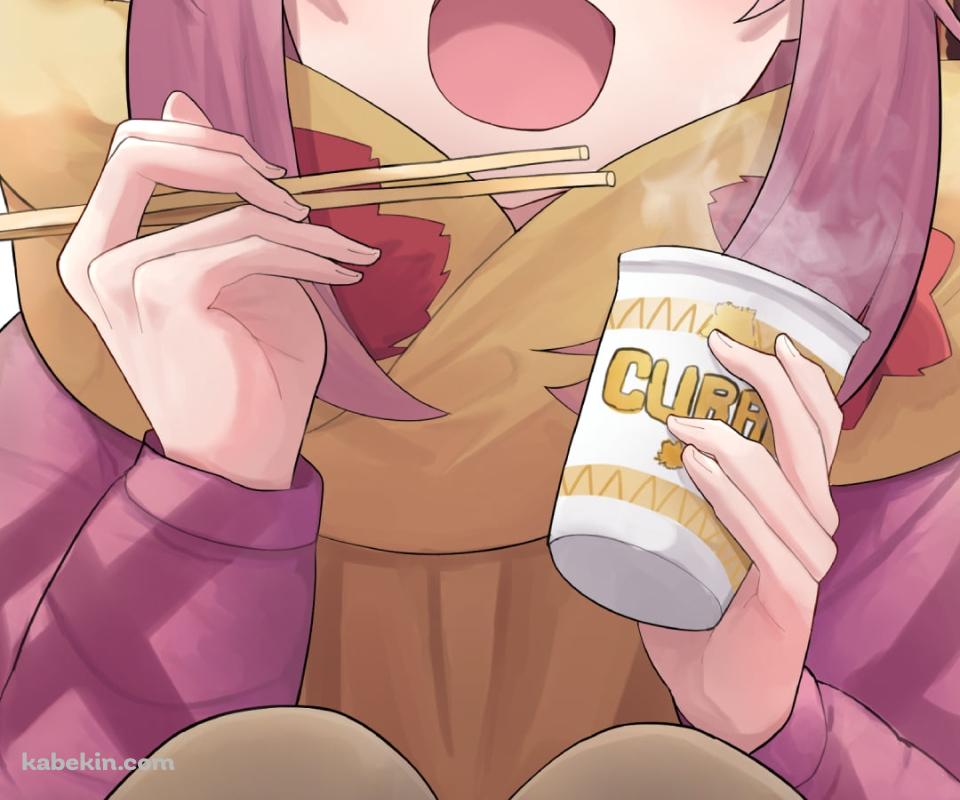カレーヌードルを食べて笑顔の各務原なでしこ / ゆるキャン△のAndroidの壁紙(960px x 800px) スマホ用