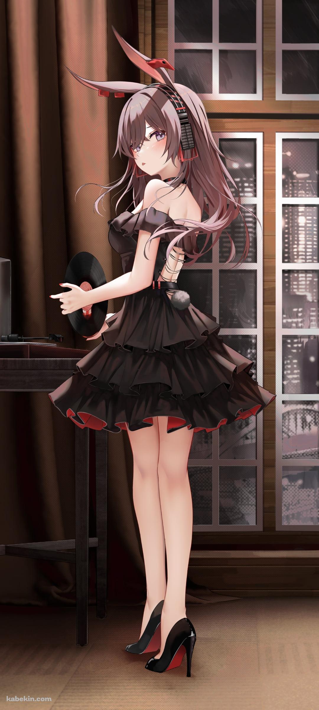 レコードを持ちながら振り向くエイプリル / 黒いドレス / アークナイツのAndroidの壁紙(1080px x 2400px) スマホ用