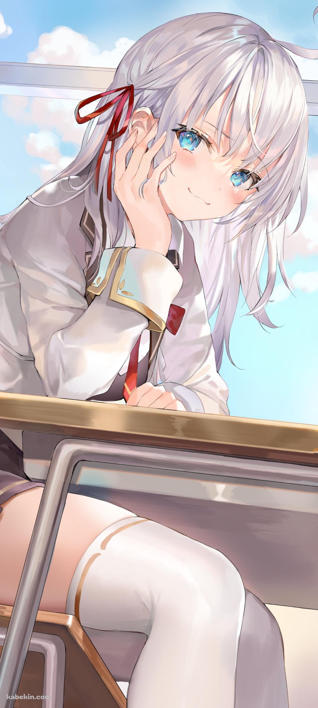 学校の窓際で肘をつきこちらを見るアリサ・ミハイロヴナ・九条 / alisa mikhailovna kujou / ロシデレ / 時々ボソッとロシア語でデレる隣のアーリャさんのAndroidの壁紙(1080px x 2400px) スマホ用