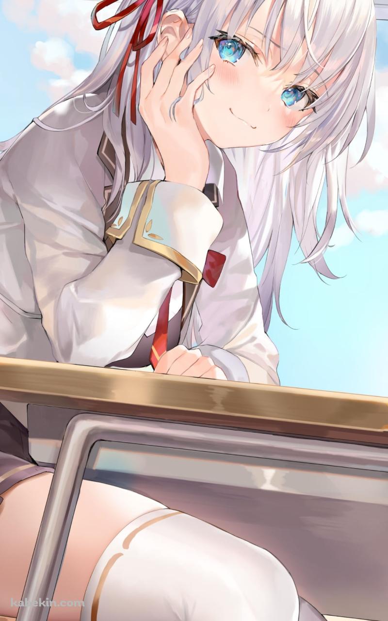 学校の窓際で肘をつきこちらを見るアリサ・ミハイロヴナ・九条 / alisa mikhailovna kujou / ロシデレ / 時々ボソッとロシア語でデレる隣のアーリャさんのAndroidの壁紙(800px x 1280px) スマホ用