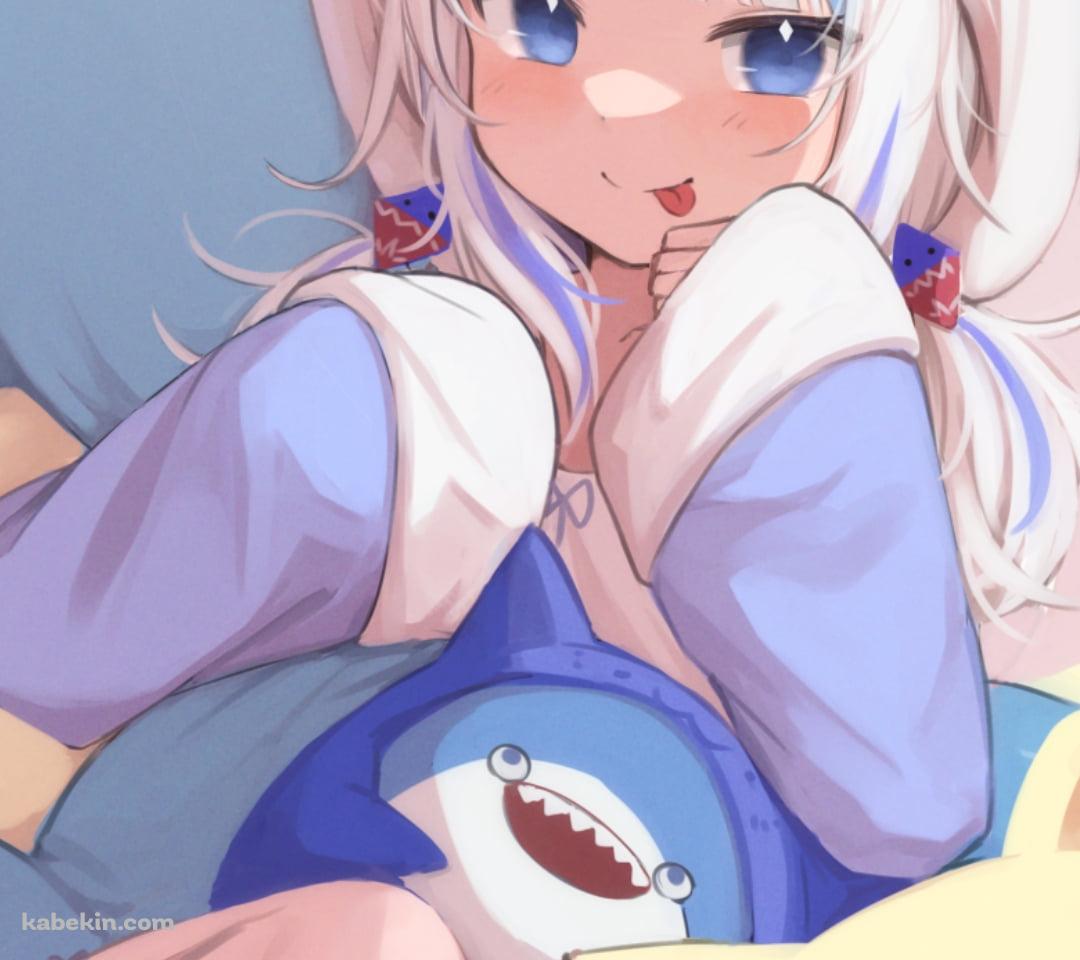 鮫のぬいぐるみに埋もれて舌を出す紫の猫の着ぐるみを着た可愛いがうる・ぐら / ホロライブ / バーチャルYouTuber / VtuberのAndroidの壁紙(1080px x 960px) スマホ用