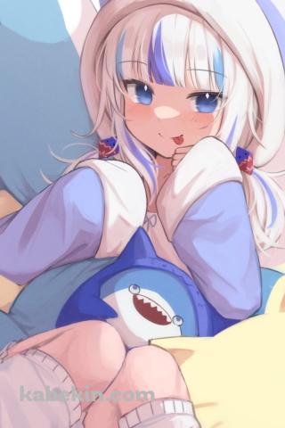 鮫のぬいぐるみに埋もれて舌を出す紫の猫の着ぐるみを着た可愛いがうる・ぐら / ホロライブ / バーチャルYouTuber / VtuberのAndroidの壁紙(320px x 480px) スマホ用