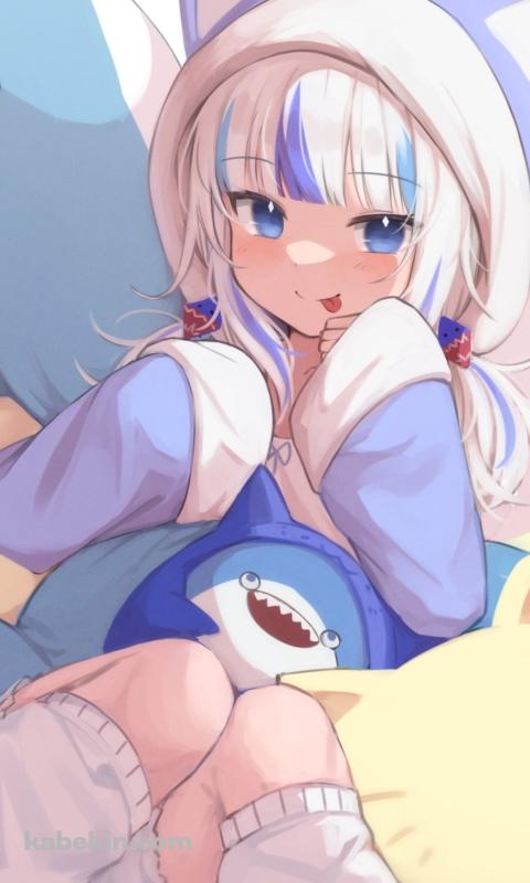 鮫のぬいぐるみに埋もれて舌を出す紫の猫の着ぐるみを着た可愛いがうる・ぐら / ホロライブ / バーチャルYouTuber / VtuberのAndroidの壁紙(480px x 800px) スマホ用
