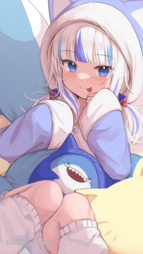 鮫のぬいぐるみに埋もれて舌を出す紫の猫の着ぐるみを着た可愛いがうる・ぐら / ホロライブ / バーチャルYouTuber / VtuberのAndroidの壁紙(480px x 854px) スマホ用