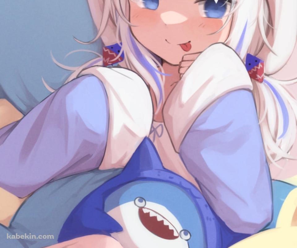 鮫のぬいぐるみに埋もれて舌を出す紫の猫の着ぐるみを着た可愛いがうる・ぐら / ホロライブ / バーチャルYouTuber / VtuberのAndroidの壁紙(960px x 800px) スマホ用