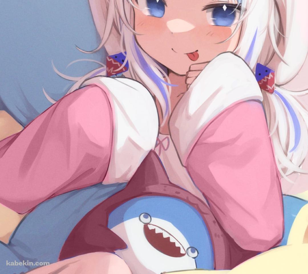 鮫のぬいぐるみに埋もれて舌を出すピンクの猫の着ぐるみを着た可愛いがうる・ぐら / ホロライブ / バーチャルYouTuber / VtuberのAndroidの壁紙(1080px x 960px) スマホ用