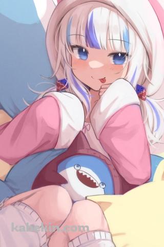 鮫のぬいぐるみに埋もれて舌を出すピンクの猫の着ぐるみを着た可愛いがうる・ぐら / ホロライブ / バーチャルYouTuber / VtuberのAndroidの壁紙(320px x 480px) スマホ用