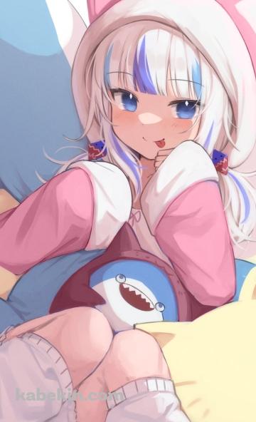 鮫のぬいぐるみに埋もれて舌を出すピンクの猫の着ぐるみを着た可愛いがうる・ぐら / ホロライブ / バーチャルYouTuber / VtuberのAndroidの壁紙(360px x 592px) スマホ用