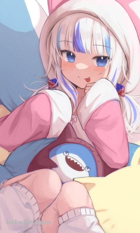 鮫のぬいぐるみに埋もれて舌を出すピンクの猫の着ぐるみを着た可愛いがうる・ぐら / ホロライブ / バーチャルYouTuber / VtuberのAndroidの壁紙(480px x 800px) スマホ用