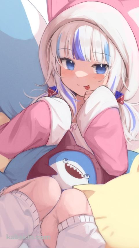 鮫のぬいぐるみに埋もれて舌を出すピンクの猫の着ぐるみを着た可愛いがうる・ぐら / ホロライブ / バーチャルYouTuber / VtuberのAndroidの壁紙(480px x 854px) スマホ用