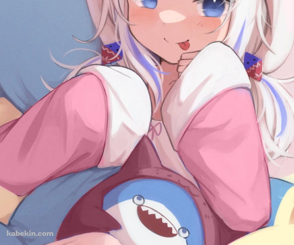 鮫のぬいぐるみに埋もれて舌を出すピンクの猫の着ぐるみを着た可愛いがうる・ぐら / ホロライブ / バーチャルYouTuber / VtuberのAndroidの壁紙(960px x 800px) スマホ用