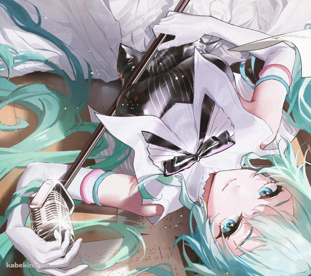 フローリングに寝てマイクスタンドを持っている可愛い初音ミク / ボカロ / ボーカロイドのAndroidの壁紙(1080px x 960px) スマホ用
