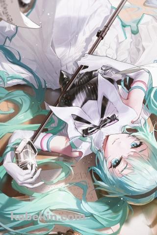 フローリングに寝てマイクスタンドを持っている可愛い初音ミク / ボカロ / ボーカロイドのAndroidの壁紙(320px x 480px) スマホ用