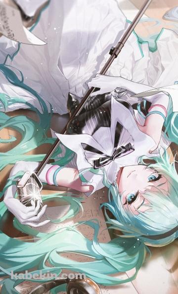 フローリングに寝てマイクスタンドを持っている可愛い初音ミク / ボカロ / ボーカロイドのAndroidの壁紙(360px x 592px) スマホ用