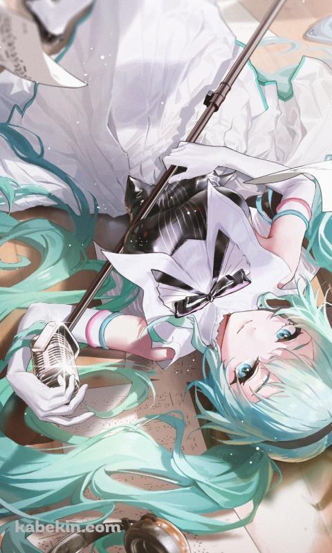 フローリングに寝てマイクスタンドを持っている可愛い初音ミク / ボカロ / ボーカロイドのAndroidの壁紙(480px x 800px) スマホ用