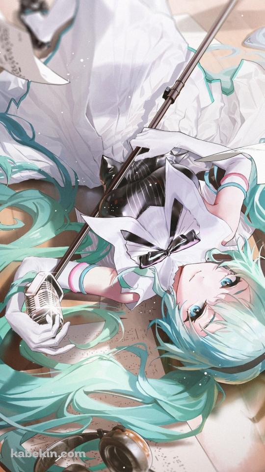 フローリングに寝てマイクスタンドを持っている可愛い初音ミク / ボカロ / ボーカロイドのAndroidの壁紙(540px x 960px) スマホ用