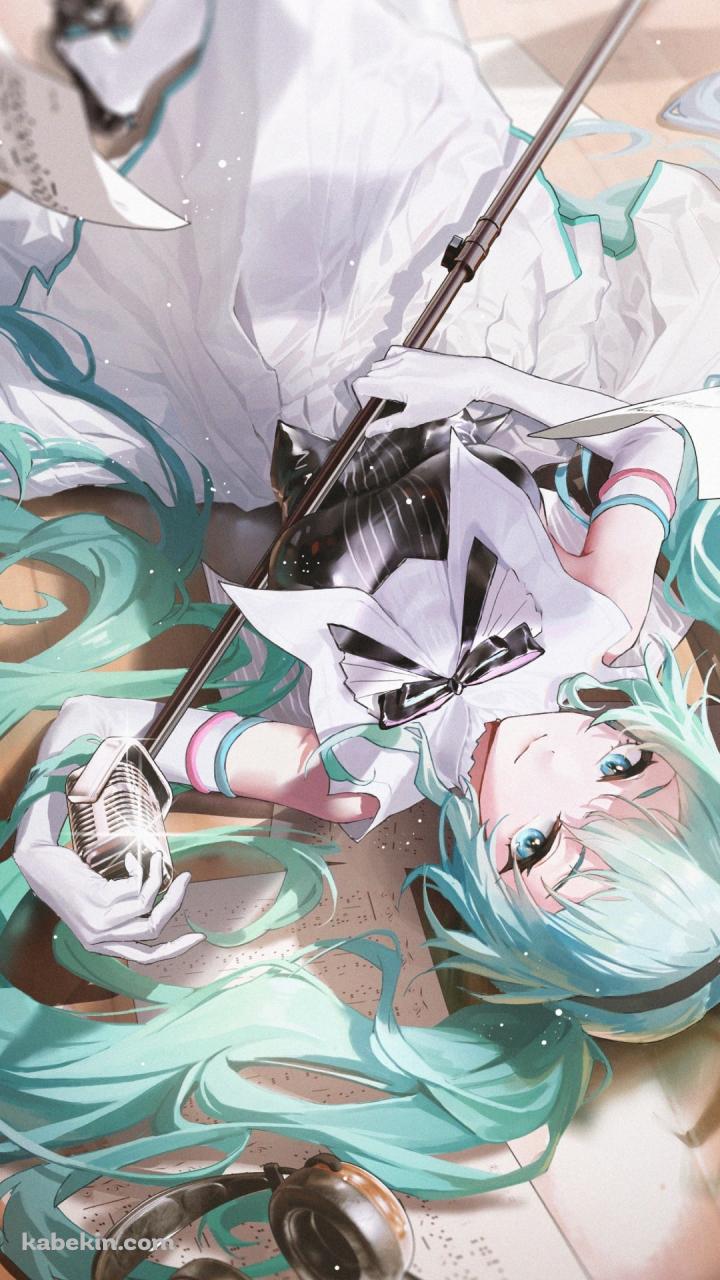 フローリングに寝てマイクスタンドを持っている可愛い初音ミク / ボカロ / ボーカロイドのAndroidの壁紙(720px x 1280px) スマホ用