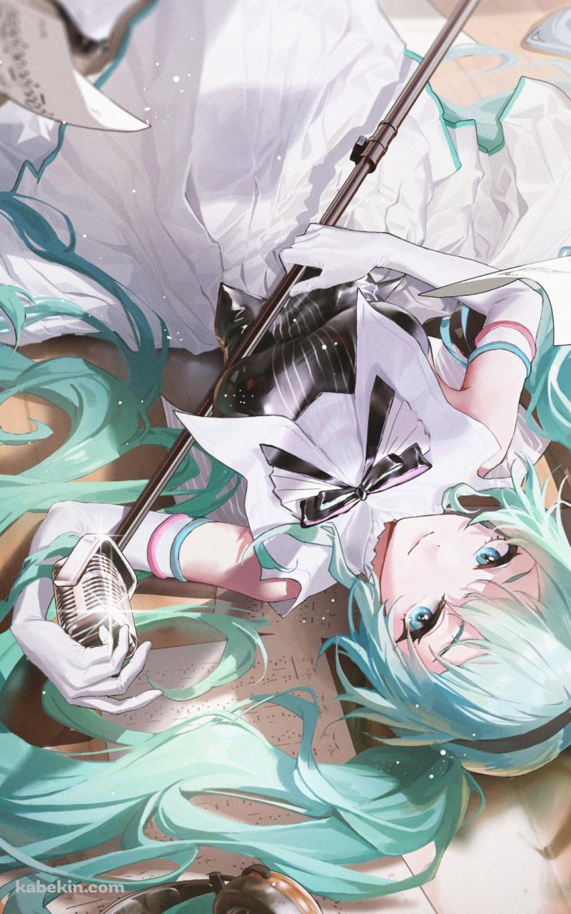 フローリングに寝てマイクスタンドを持っている可愛い初音ミク / ボカロ / ボーカロイドのAndroidの壁紙(800px x 1280px) スマホ用