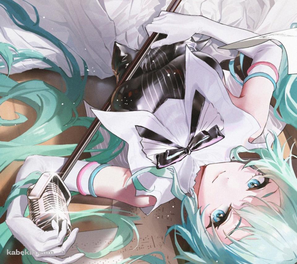 フローリングに寝てマイクスタンドを持っている可愛い初音ミク / ボカロ / ボーカロイドのAndroidの壁紙(960px x 854px) スマホ用