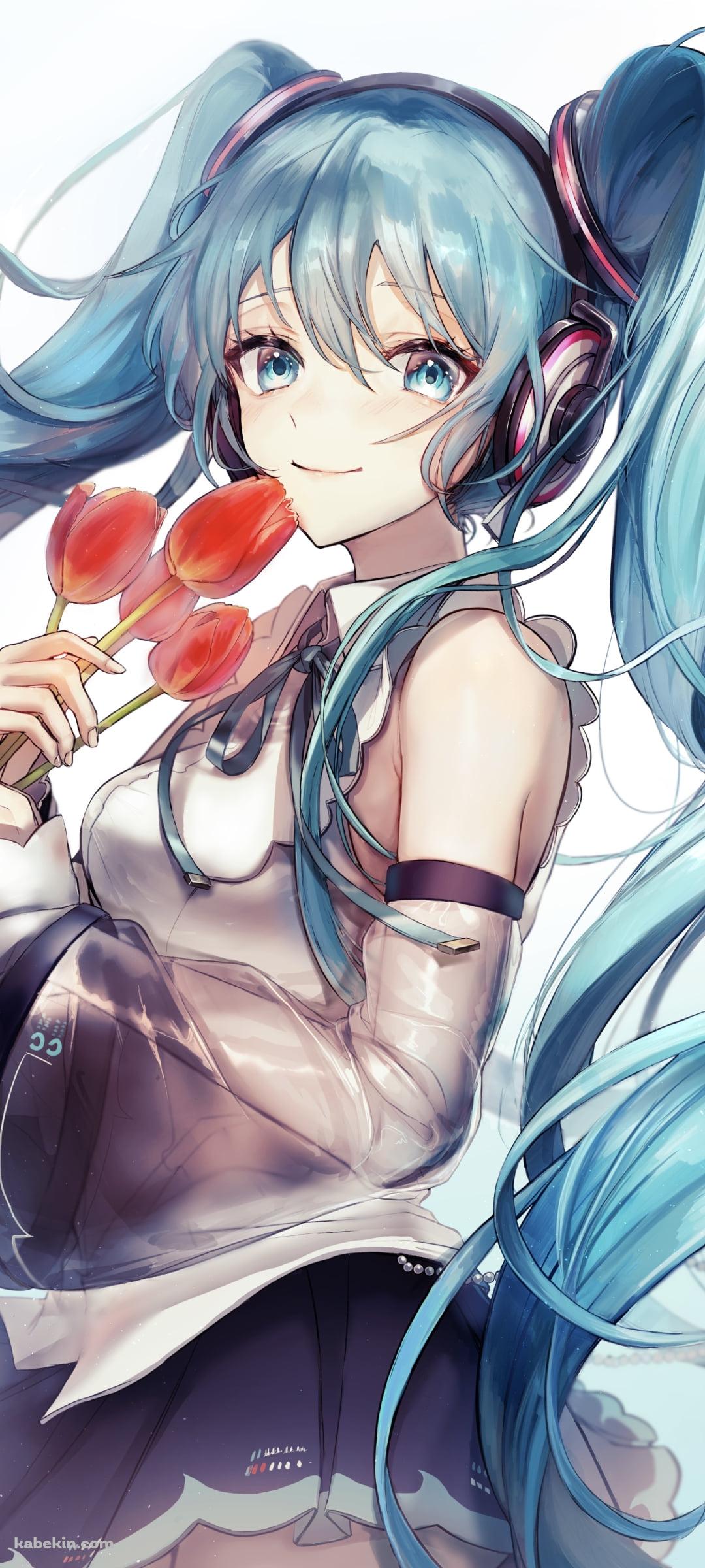 赤いチューリップを持ち微笑む可愛い初音ミク / ボカロ / ボーカロイドのAndroidの壁紙(1080px x 2400px) スマホ用