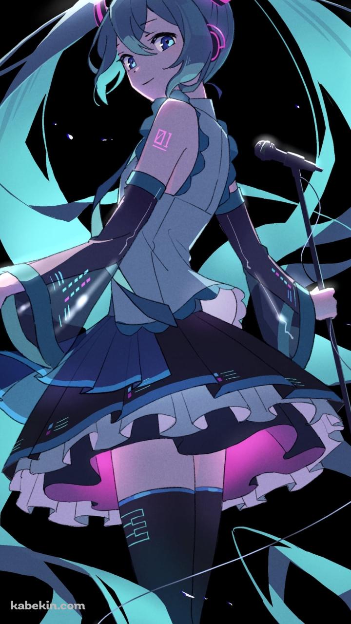 暗がりでマイクスタンドを持ち振り返る可愛い初音ミク / ボカロ / ボーカロイドのAndroidの壁紙(720px x 1280px) スマホ用
