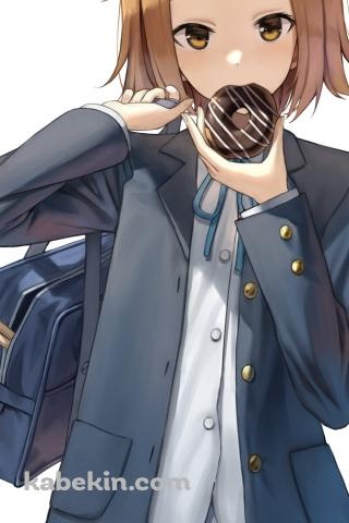 チョコレートのドーナツを食べる制服姿の可愛い田井中律 (たいなかりつ) / ドラムのバチ / けいおん!のAndroidの壁紙(320px x 480px) スマホ用